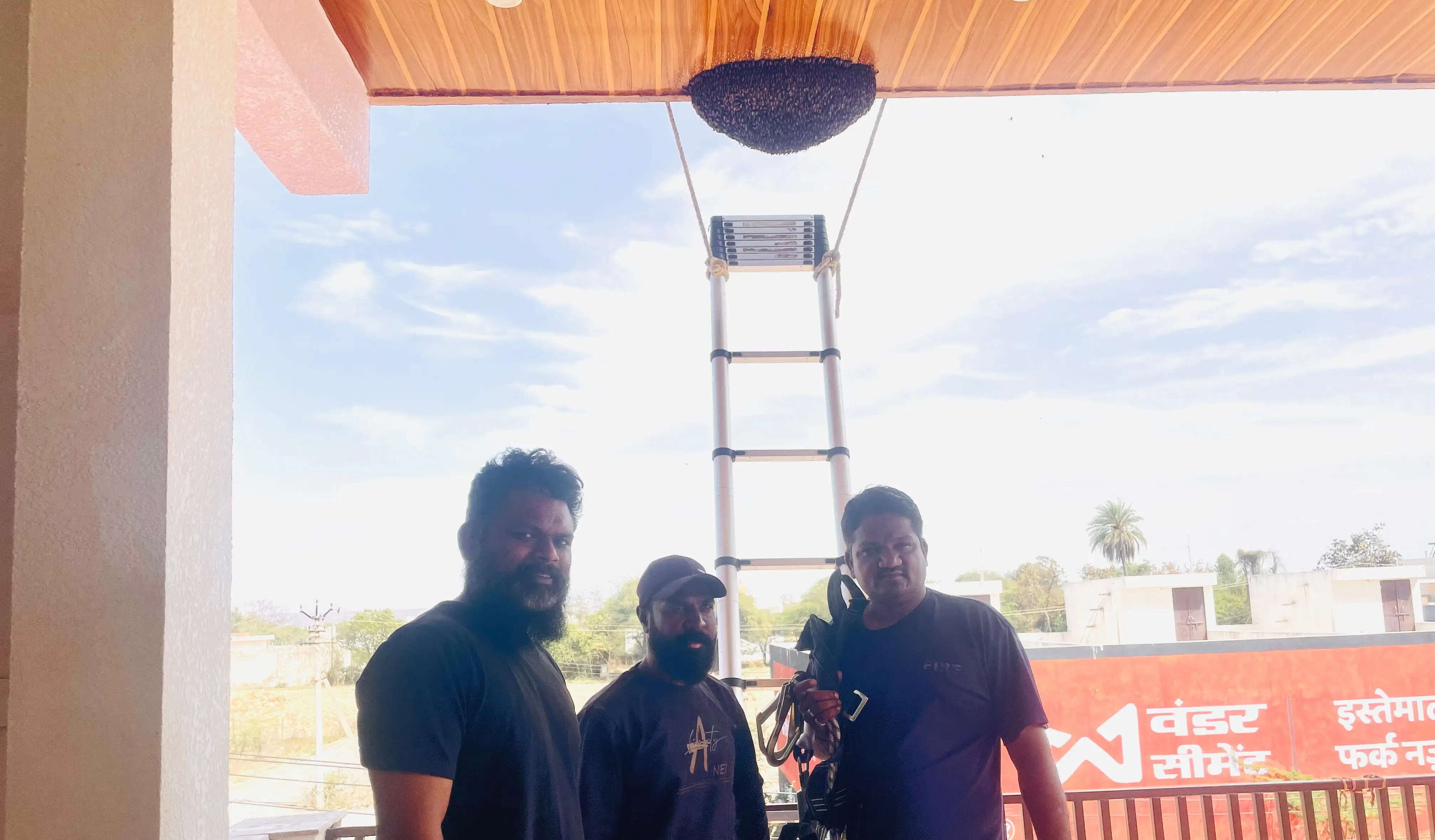 मकान पर बने मधुमक्खियों के छत्ते को हटाया, परिवार ने ली राहत की सांस