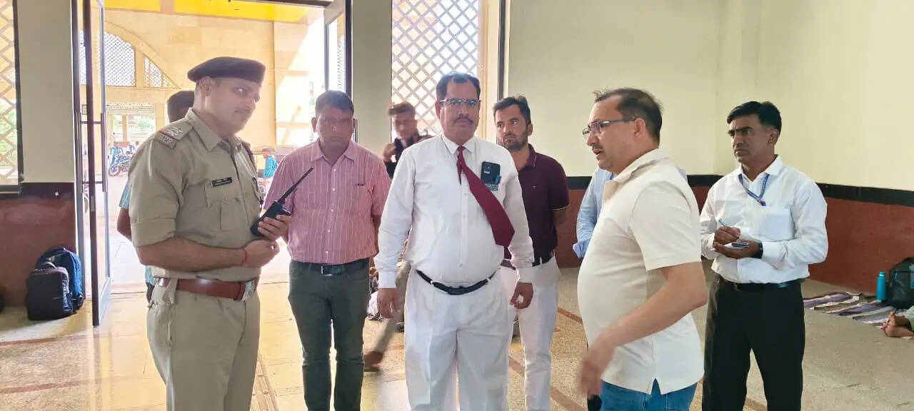 जैसलमेर स्टेशन पर डीआरएम ने परखी यात्री सुविधाएं