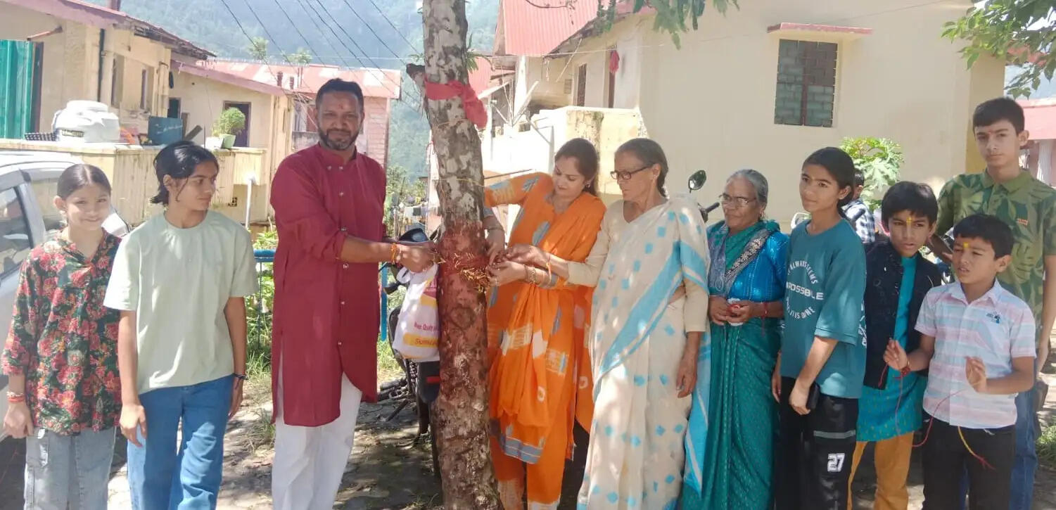 पेड़ों को रक्षा सूत्र बांधकर संरक्षण का संकल्प, चिपको नेता को दी श्रद्धांजलि