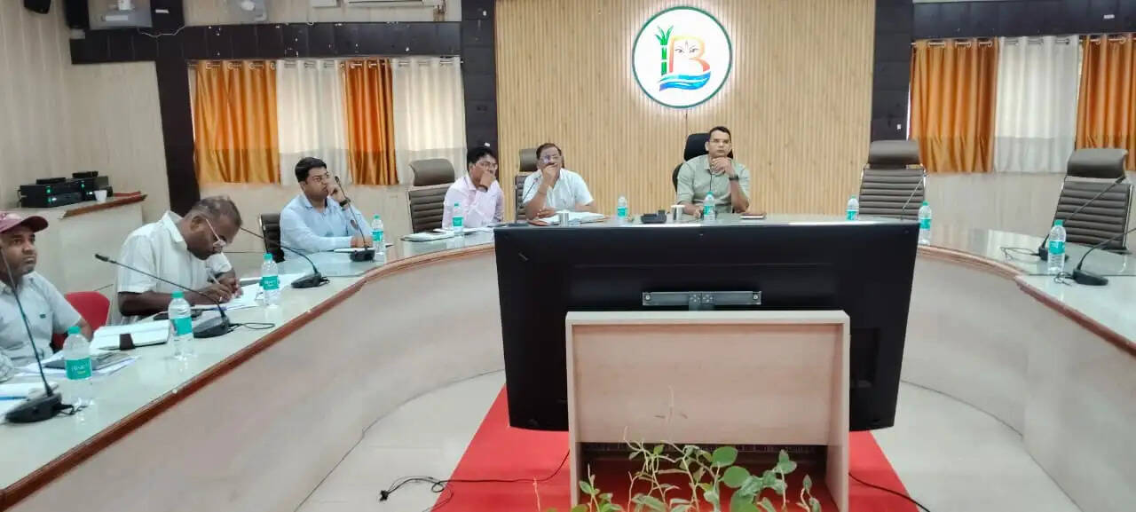 विद्युत समस्याओं का अधिकारी त्वरित करें निस्तारण, उपभोक्ताओं को न हो परेशानी : जिलाधिकारी
