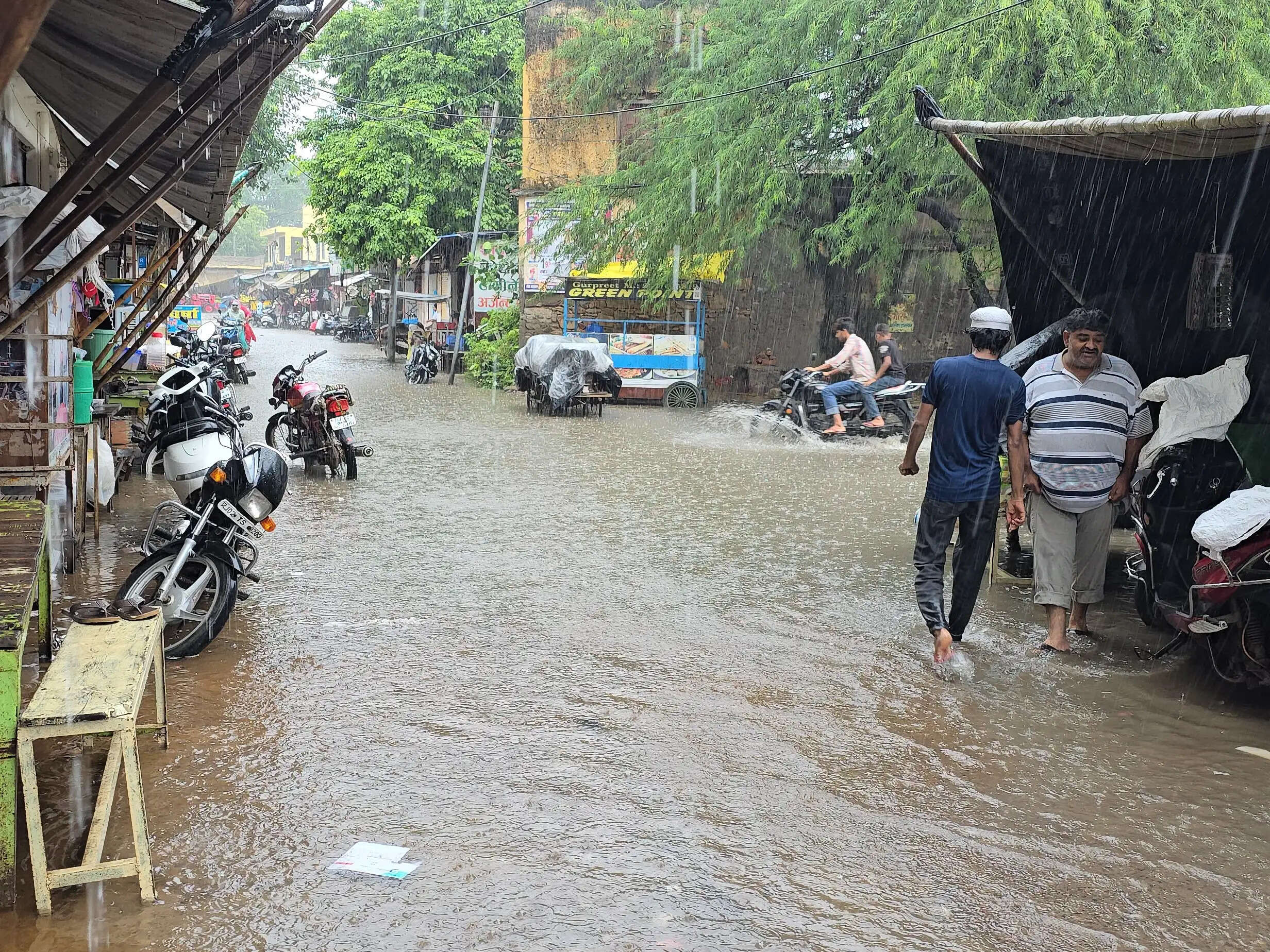 लगातार तीसरे दिन हुई भारी बारिश से रामगढ़ हुआ बेहाल