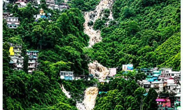 पहाड़ों में भारी बारिश से हालात गंभीर, भूस्खलन और बाढ़ का खतरा
