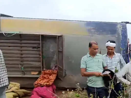 सतना&nbsp;में&nbsp;टायर फटने के&nbsp;बाद पलटी बस, दो दर्जन यात्री घायल, 8 गंभीर रेफर