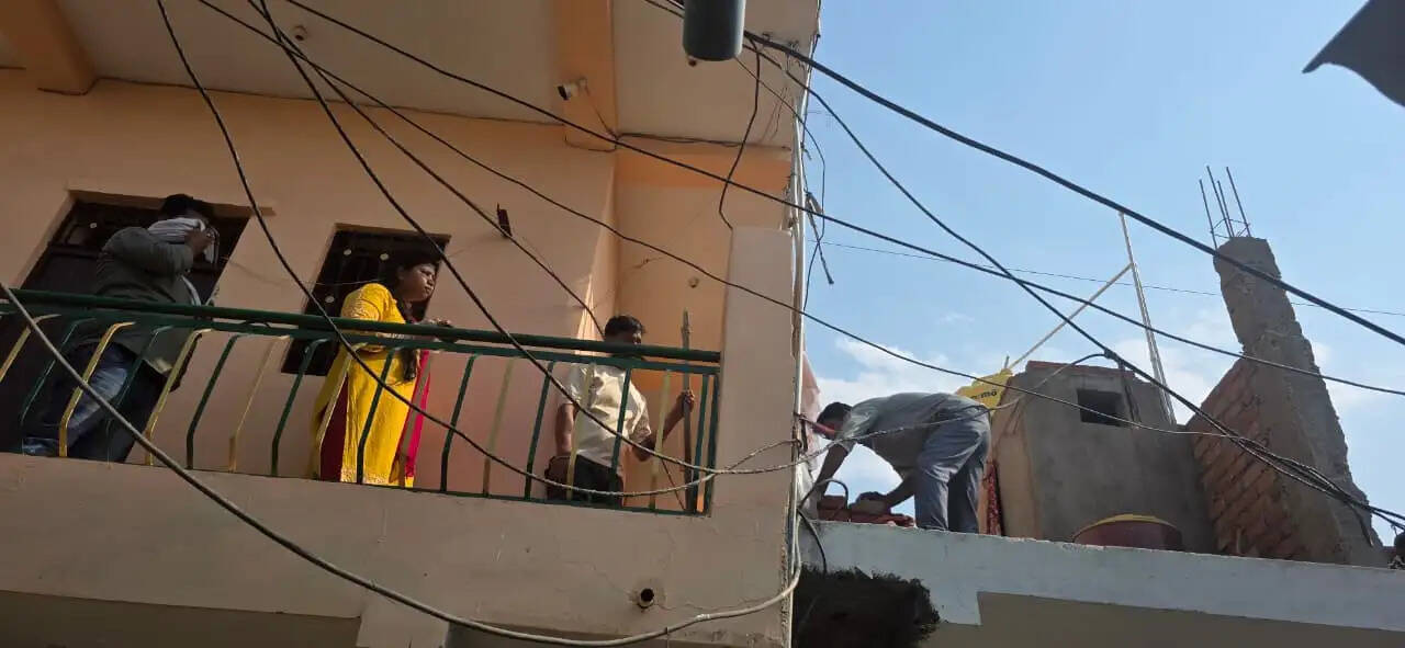 दमोह में बिजली चोरी पर शिकंजा, 12 घरों पर कार्रवाई; विभाग ने पकड़ी दो लाख की राजस्व हानि