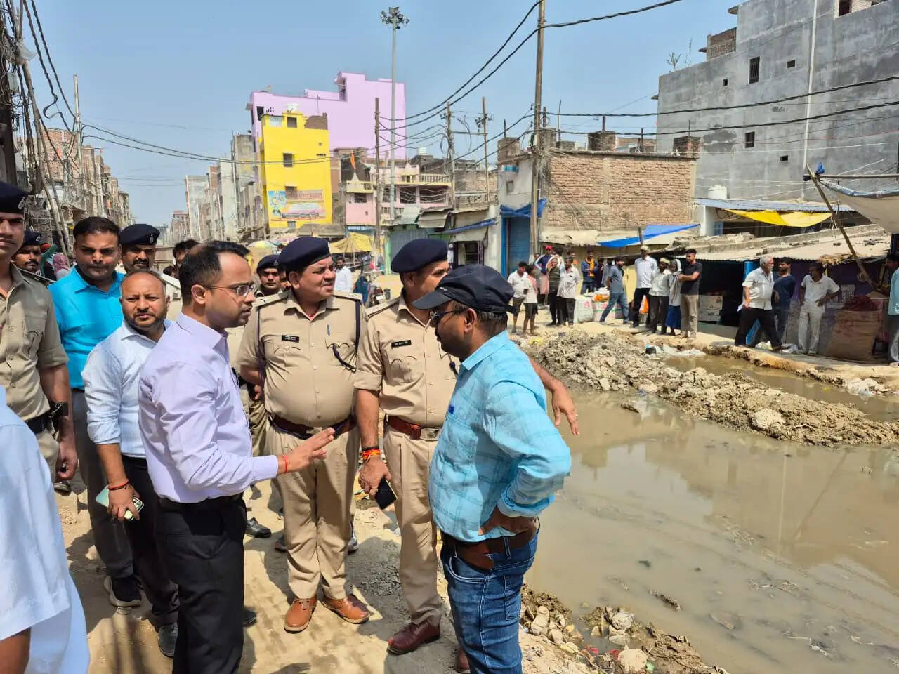 जिलाधिकारी ने किया डबल डेकर और खनुआ नाला का स्थलीय निरीक्षण