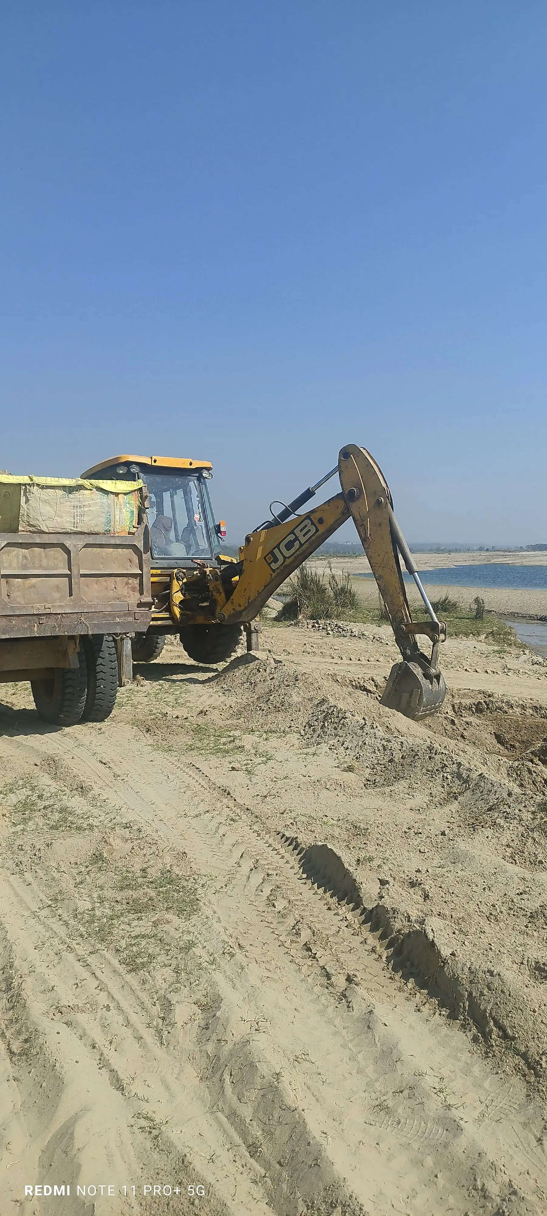 अवैध खनन के खिलाफ कार्रवाई में 2 डम्पर, एक जेसीबी व ट्रैक्टर जब्त