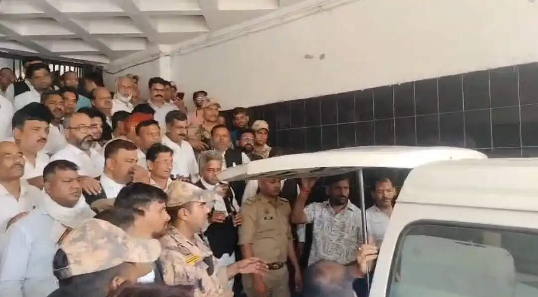 कानपुर कचहरी में अधिवक्ता ने पांचवीं मंजिल से कूदकर की आत्महत्या, जांच जारी