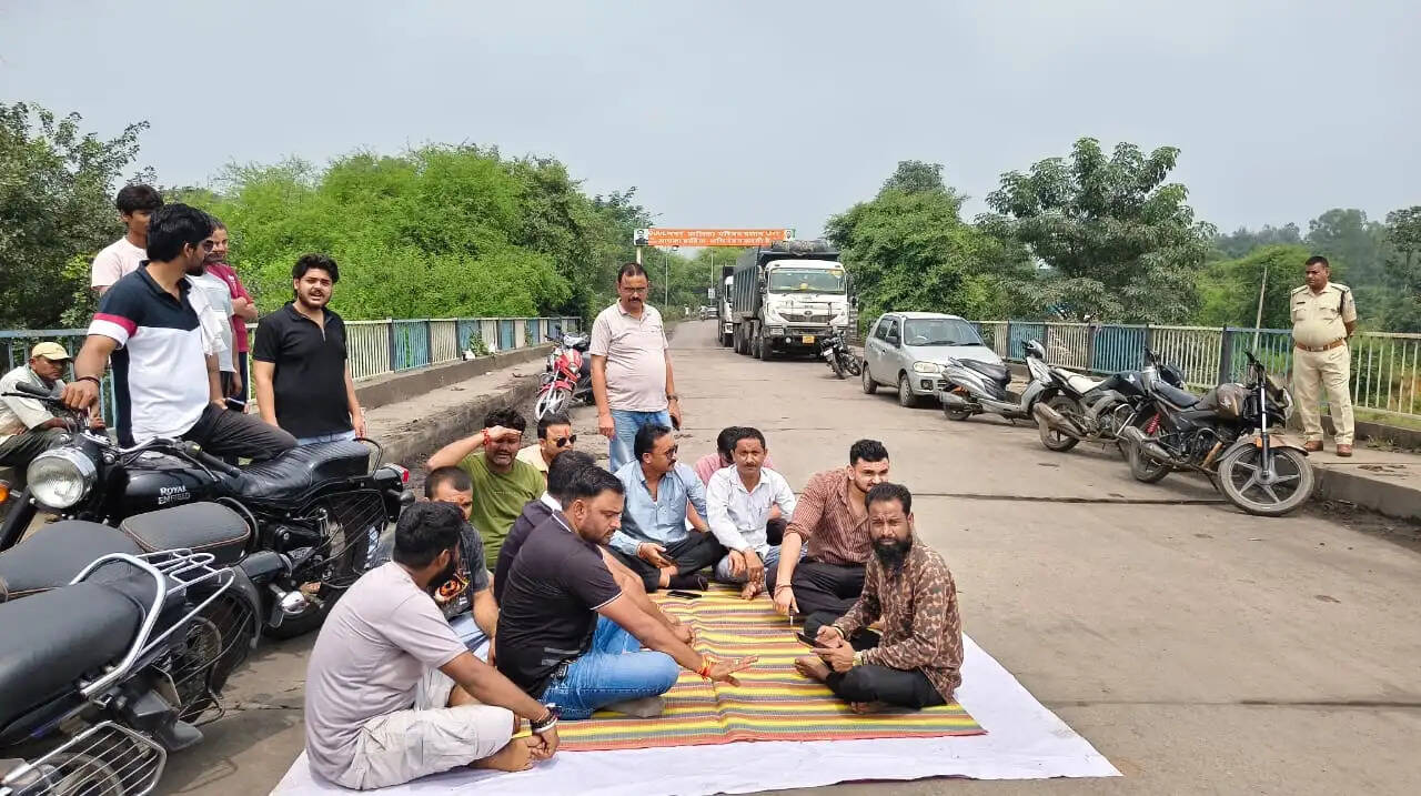 अनूपपुर: भारी वाहन ने 2 मवेशियों को कुचला, चालक-वाहन कंपनी पर कार्रवाई की मांग को लेकर चक्का जाम