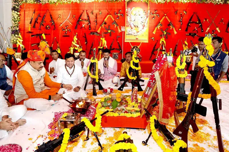 मप्रः मुख्यमंत्री डॉ. यादव ने इंदौर में अस्त्र-शस्त्रों के साथ की अनेक नवाचारों की शुरुआत