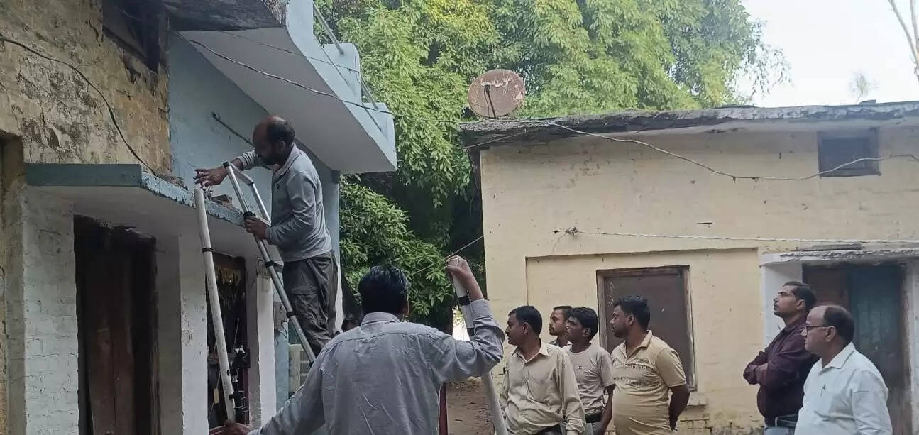 सीबीगंज की आईटीआर कॉलोनी में बिजली चोरी पकड़ी, 12 पर रिपोर्ट दर्ज