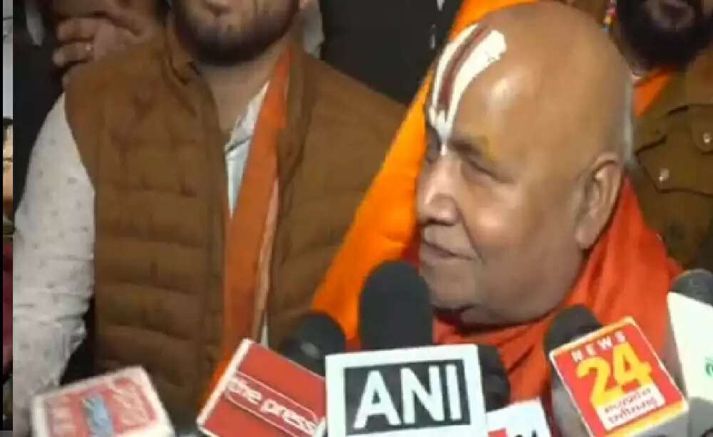 ग्वालियर में पुस्तक विमोचन कार्यक्रम में जगतगुरु रामभद्राचार्य ने दिग्विजय सिंह को बताया धोखेबाज