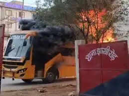 ग्वालियरः चलती स्लीपर बस में टायर फटने के बाद लगी भीषण आग, खिड़कियों से कूदकर यात्रियों ने बचाई जान