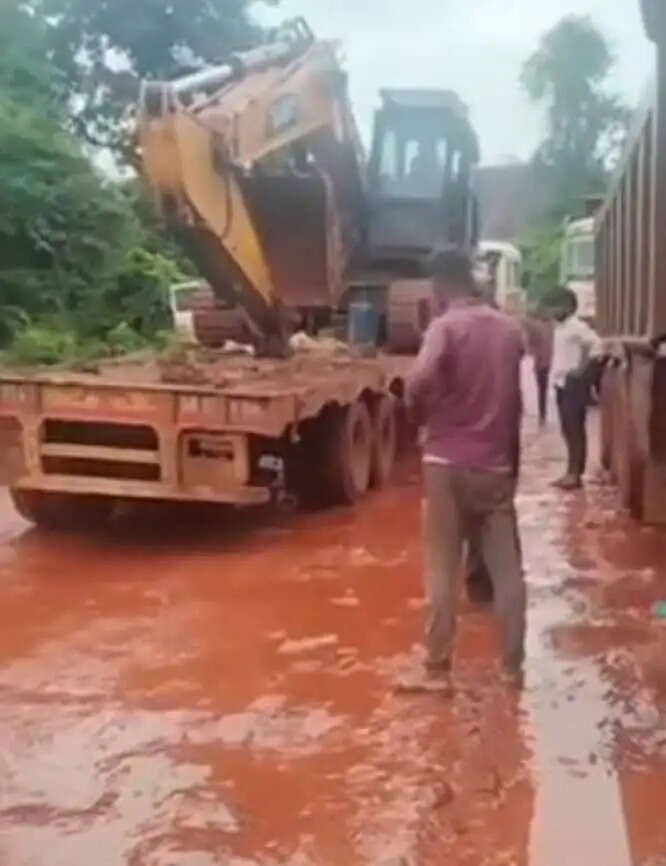 सुकमा के केशकुर से तोंगपाल के बीच एनएच-30 सड़क हुई बदहाल, राहगीरों की बढ़ी परेशानी