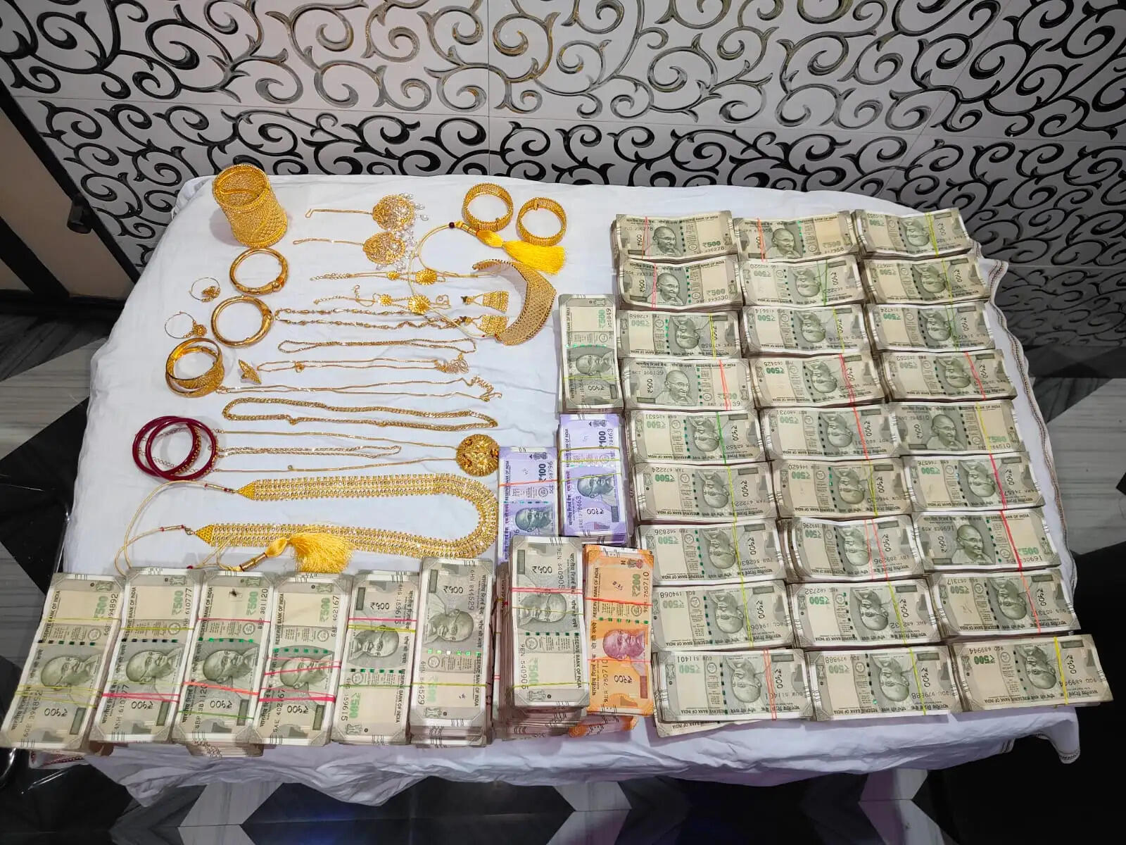 बीरभूम में पुलिस की बड़ी कार्रवाई, बालू कारोबारी गिरफ्तार