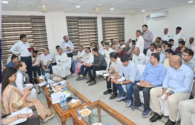 सोनीपत: मुख्यमंत्री की विकास घोषणाओं पर कैबिनेट मंत्री ने अधिकारियों से ली रिपोर्ट
