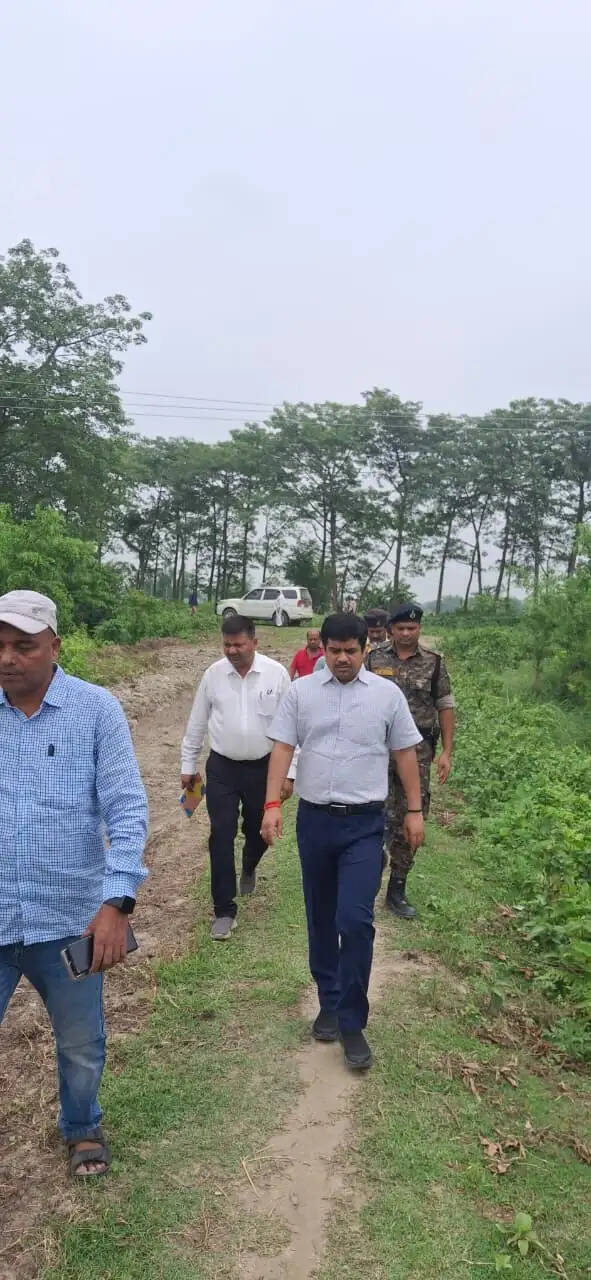 सुपौल में सिंचाई व्यवस्था दुरुस्त करने की कवायद तेज, डीएम ने नहर सफाई कार्य का किया निरीक्षण