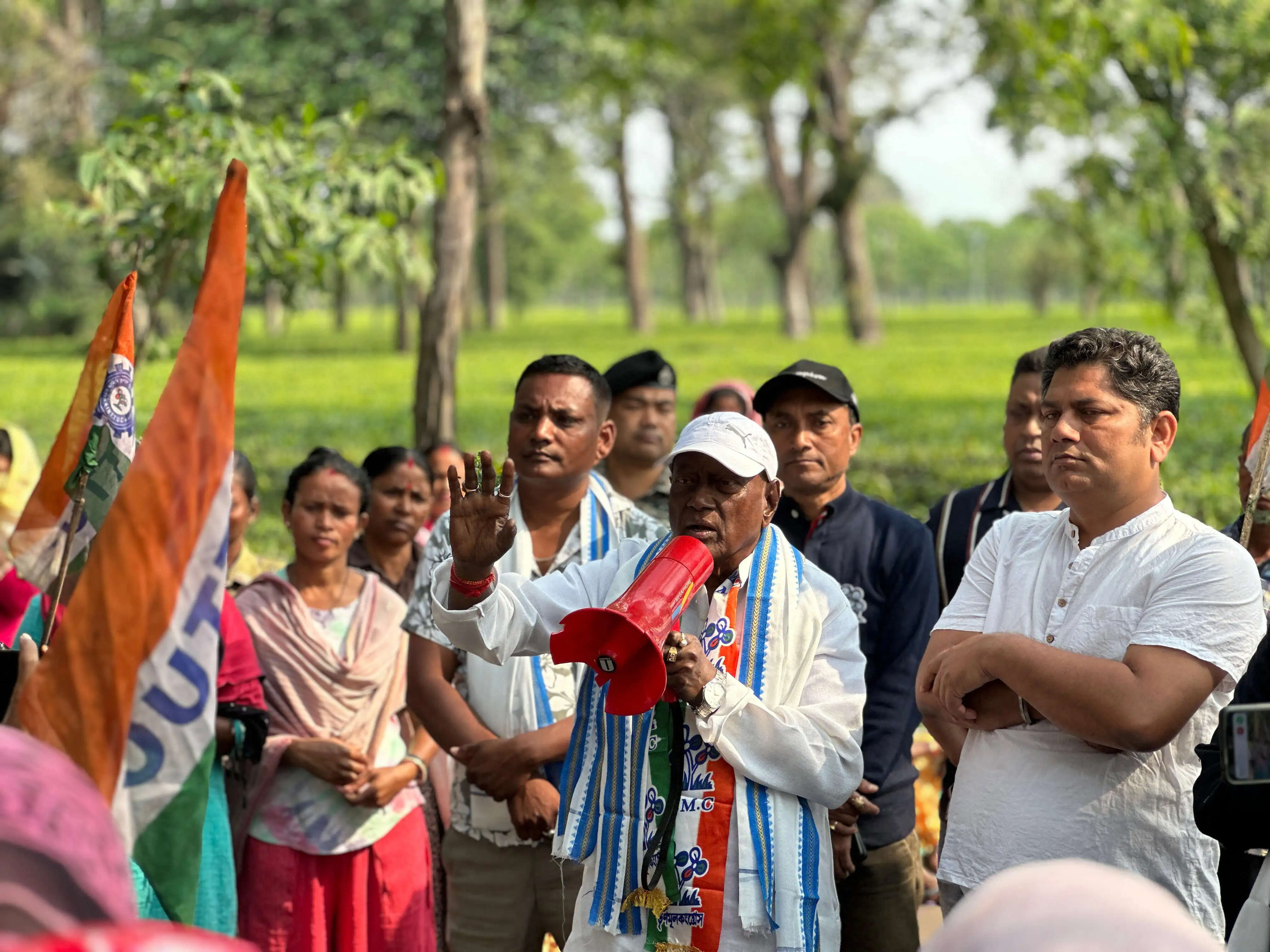 चाय बागान इलाके में तृणमूल उम्मीदवार ने किया प्रचार