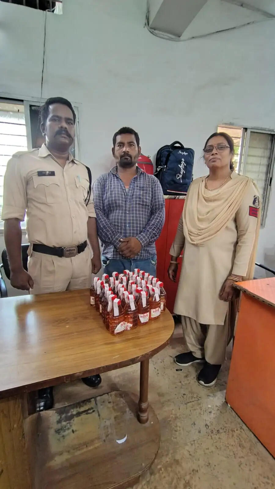 अवैध शराब बेचते हुए एक युवक रंगे हाथ गिरफ्तार