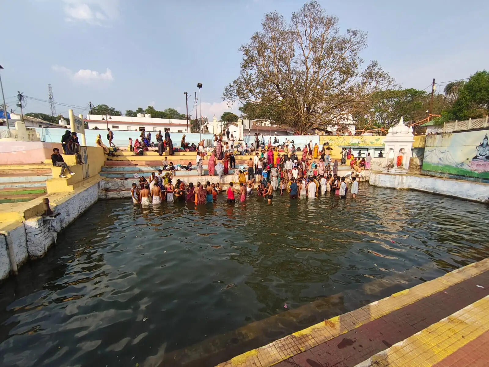 अनूपपुर: मां नर्मदा उद्गम में बैसाखी स्नान पर लोगों ने लगाई आस्था की डुबकी