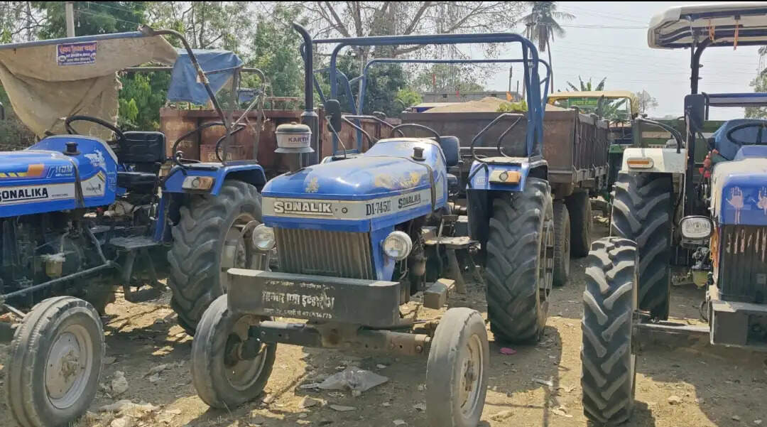 रेत माफियाओं पर प्रशासन का शिकंजा, पांच ट्रैक्टर जब्त