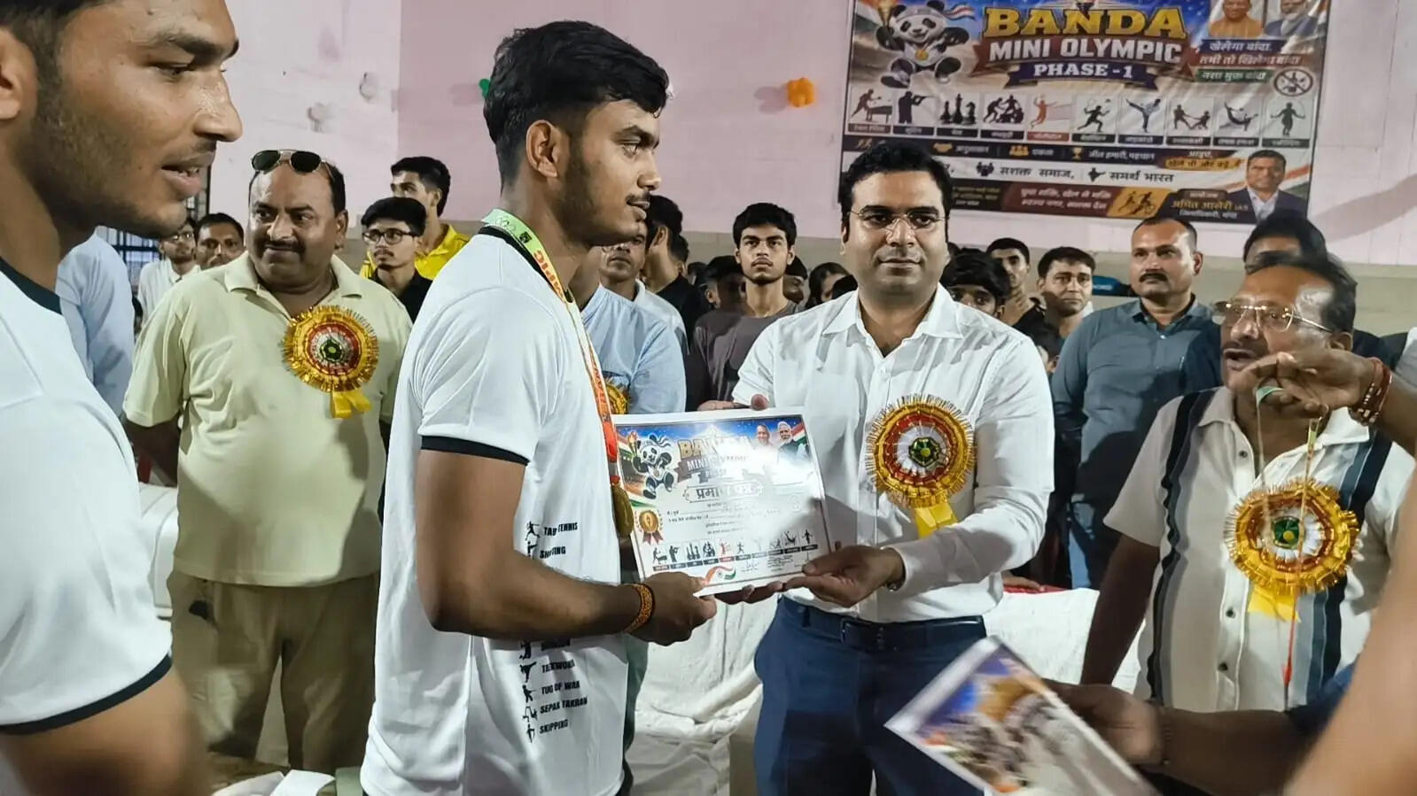 बांदा मिनी ओलंपिक का भव्य समापन, खिलाड़ियों की जीत पर गूंजा इंडोर हाल