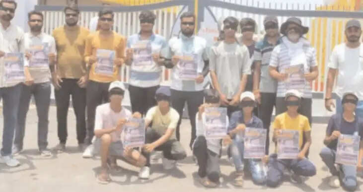 सतनाः धवारी स्टेडियम खोलने के लिए खिलाड़ियों ने आंख पर काली पट्टी बांधकर किया सांकेतिक धरना-प्रदर्शन