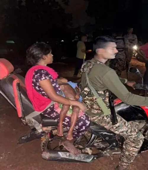 सीआरपीएफ जवानों ने घायल बालिका काे जिला अस्पताल पहुंचाया