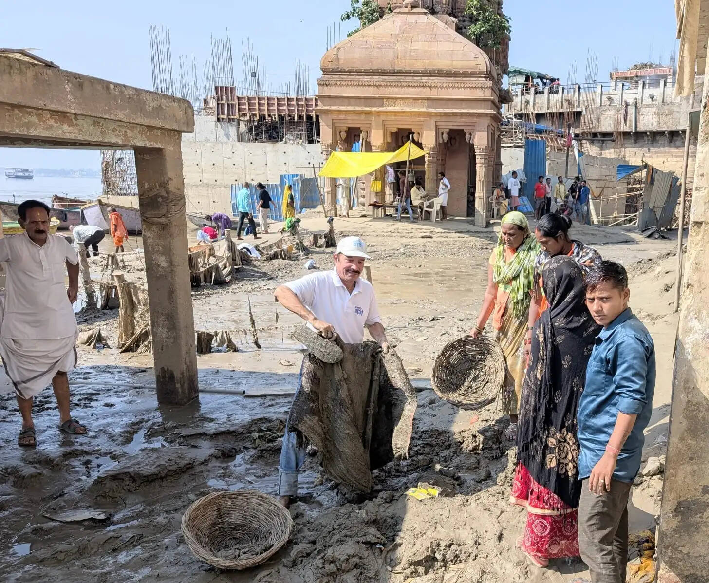 वाराणसी: गंगा का जलस्तर घटने के बाद मणिकर्णिका घाट पर सफाई,तलहटी से निकाले गए 100 किलो कपड़े