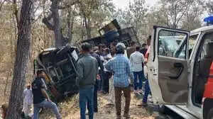 छिंदवाड़ा में महाकाल&nbsp;ट्रैवल्स&nbsp;की&nbsp;बस पलटी, 15 यात्री घायल, 2 वर्षीय बच्चे सहित तीन की हालत गंभीर