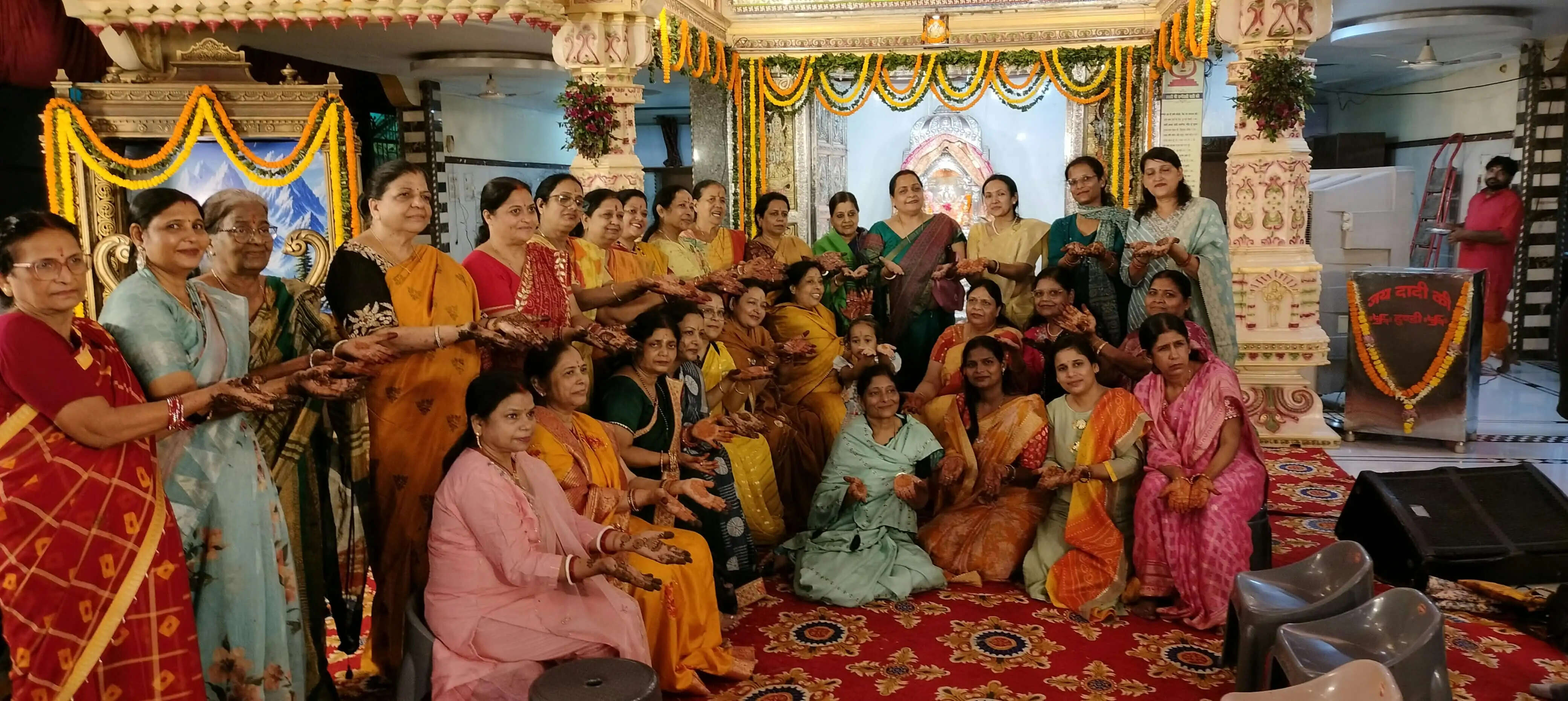 दादी के नाम की मेहंदी से सजे हाथ, भजनों पर झूम उठा रानी सती का दरबार