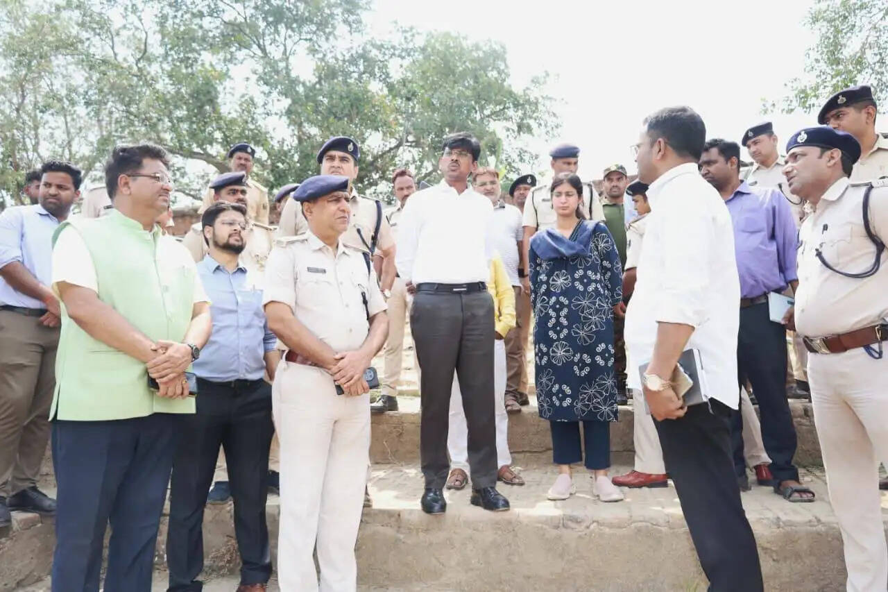 गंगा नदी में नाव पलटने से 3 लोगों की मौत, 7 लोगों को बचाया गया, 4 लापता