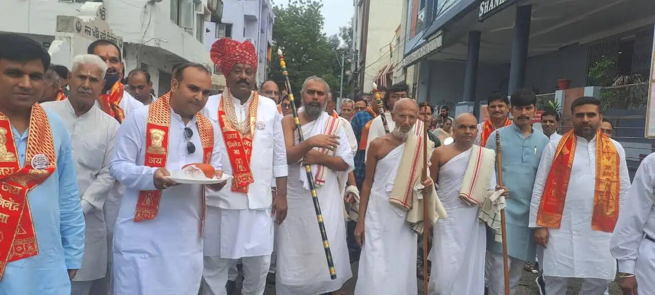 भगवान पार्श्वनाथ के मोक्ष कल्याणक पर मंदसौर में निकला भव्य वरघोड़ा, नौ रथों में विराजित हुईं प्रतिमाएं