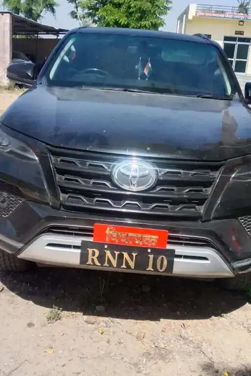 फर्जी विधायक नेम प्लेट लगाकर चल रही कार जब्त