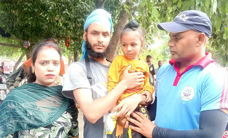 निर्जला एकादशी स्नान मेले में बिछड़ा मासूम, पुलिस ने परिजनों से मिला