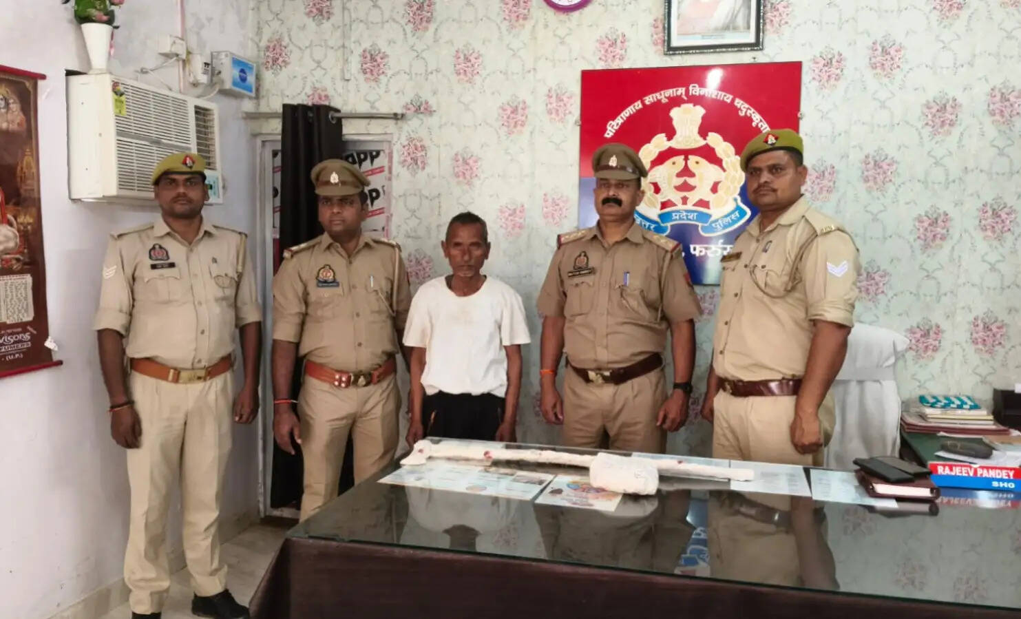 पिता का हत्यारोपी पुत्र आला कत्ल के साथ गिरफ्तार