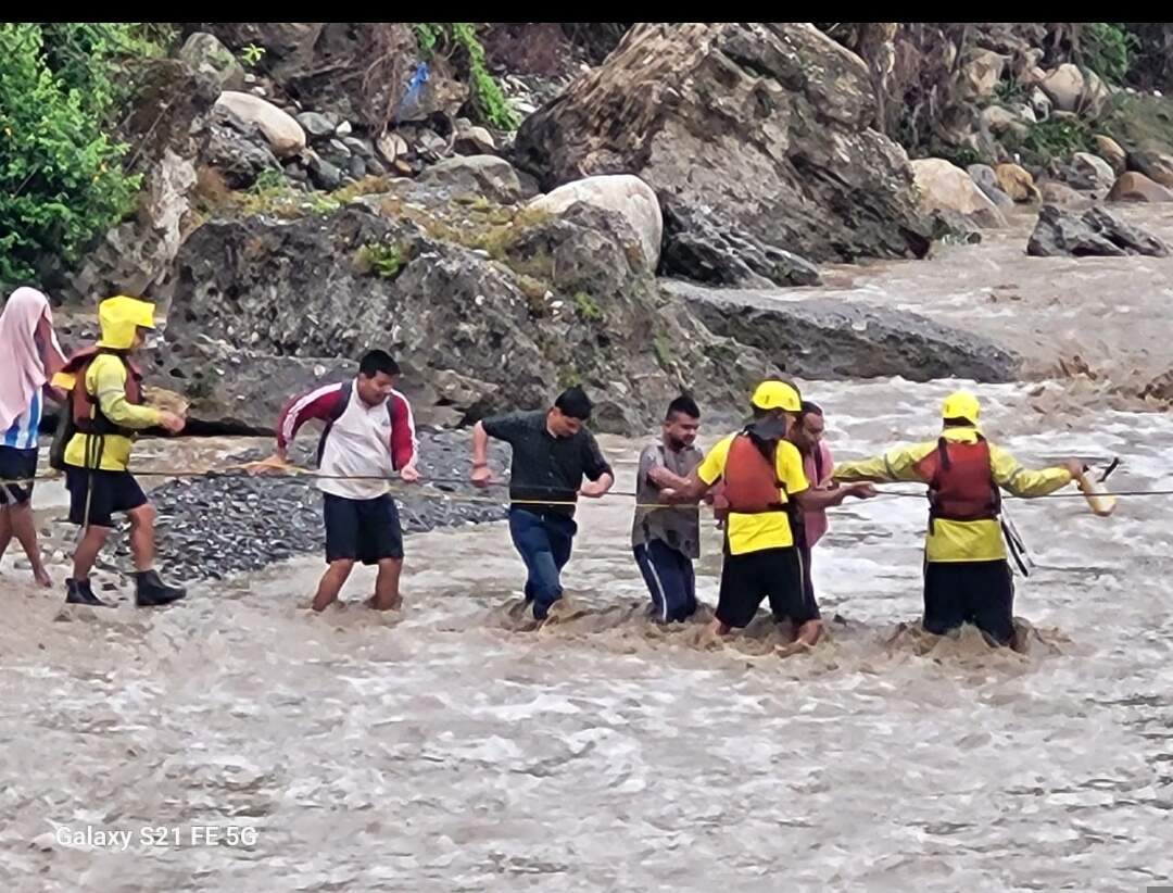 गुच्चूपानी में नदी का जलस्तर बढ़ने से टापू पर फंसे सात पर्यटकों काे एसडीआरएफ ने किया रेस्क्यू