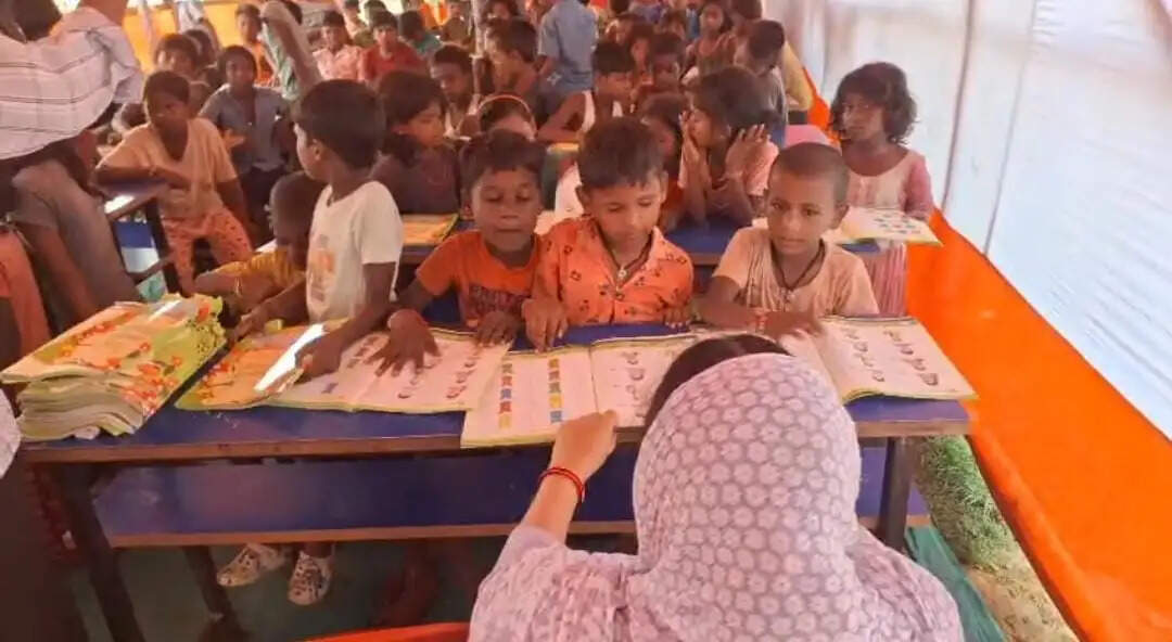 आपदा में भी नहीं टूटेगा पढ़ाई का सिलसिला: भागलपुर के राहत शिविर में खुला अस्थायी स्कूल