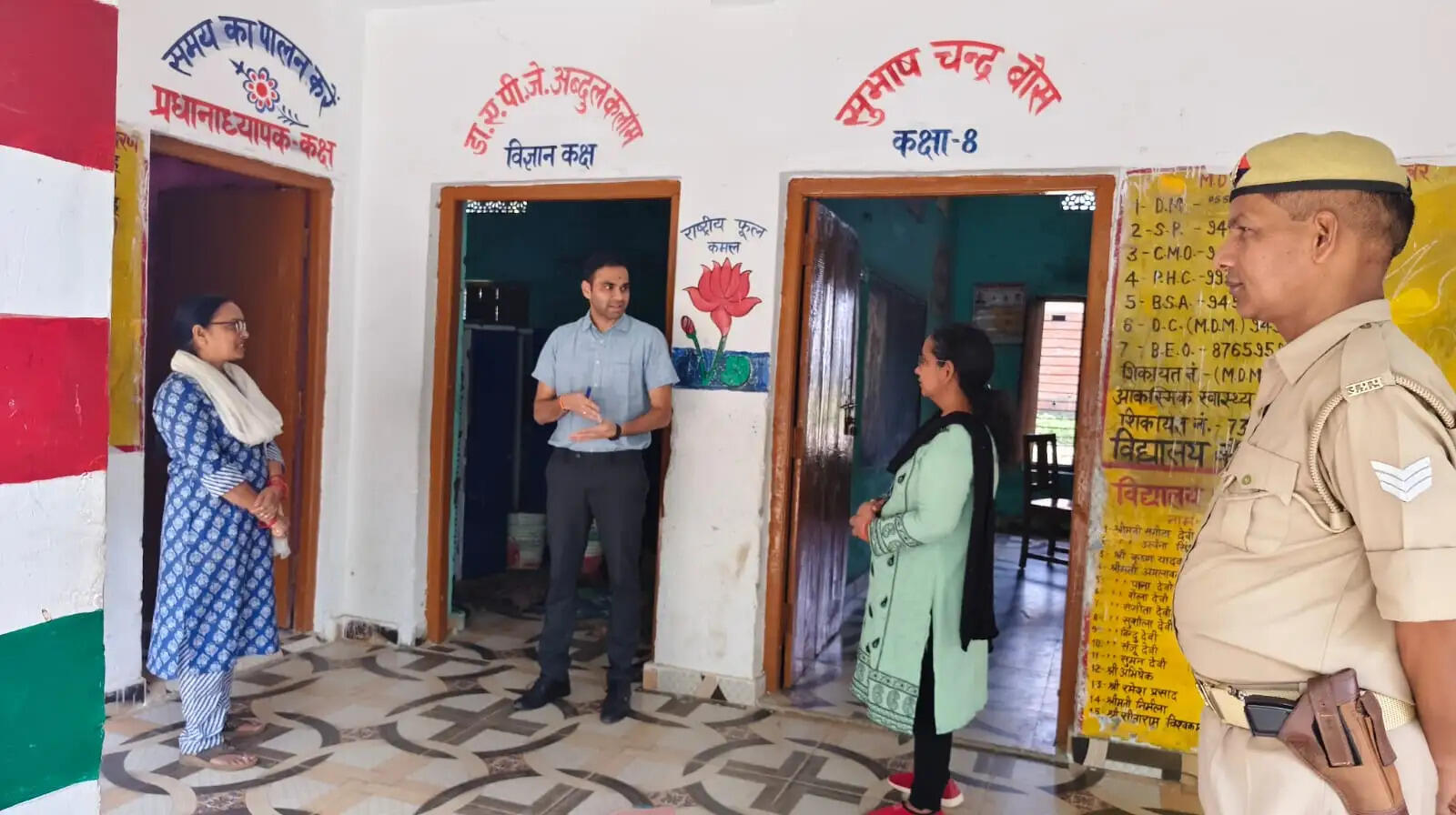 यूपी के देवरिया जनपद में जिलाधिकारी ने लगाई पाठशाला, बच्चों ने मन लगाकर पढ़ा पाठ