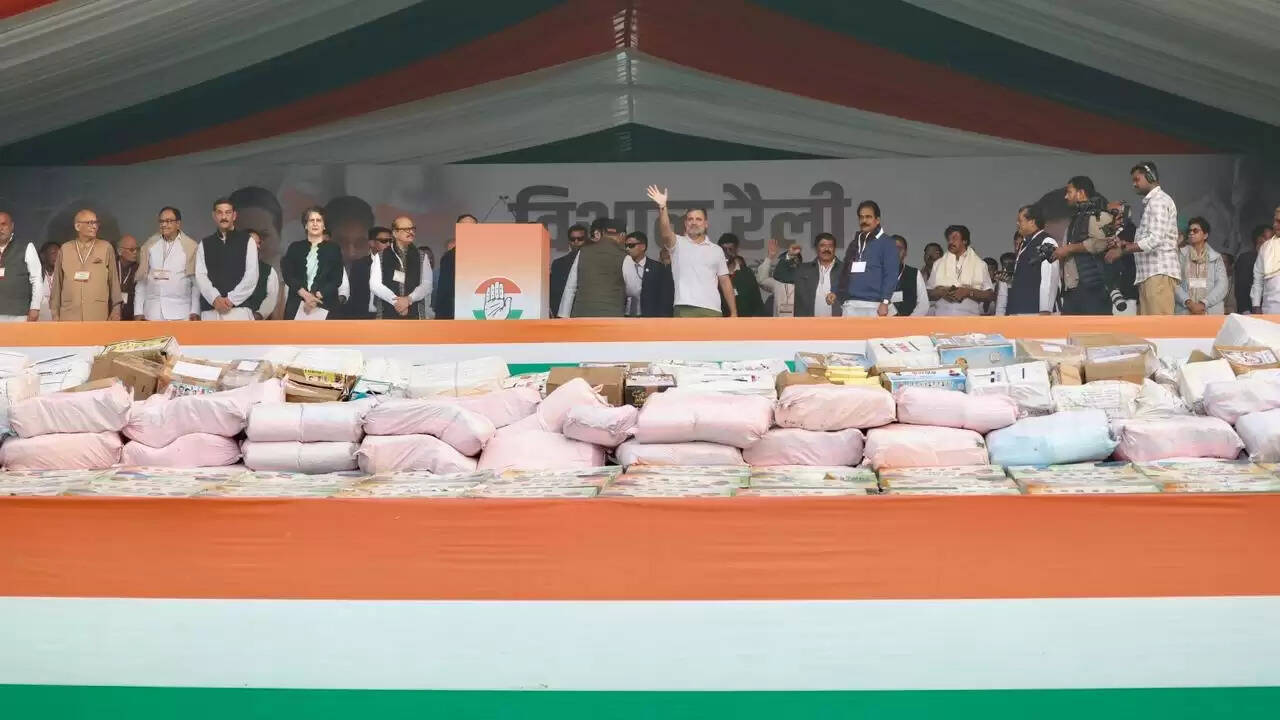 दिल्ली में कांग्रेस की महारैलीः खरगे और राहुल ने सरकार पर लगाया लोकतांत्रिक व्यवस्था को कमजोर करने का आरोप