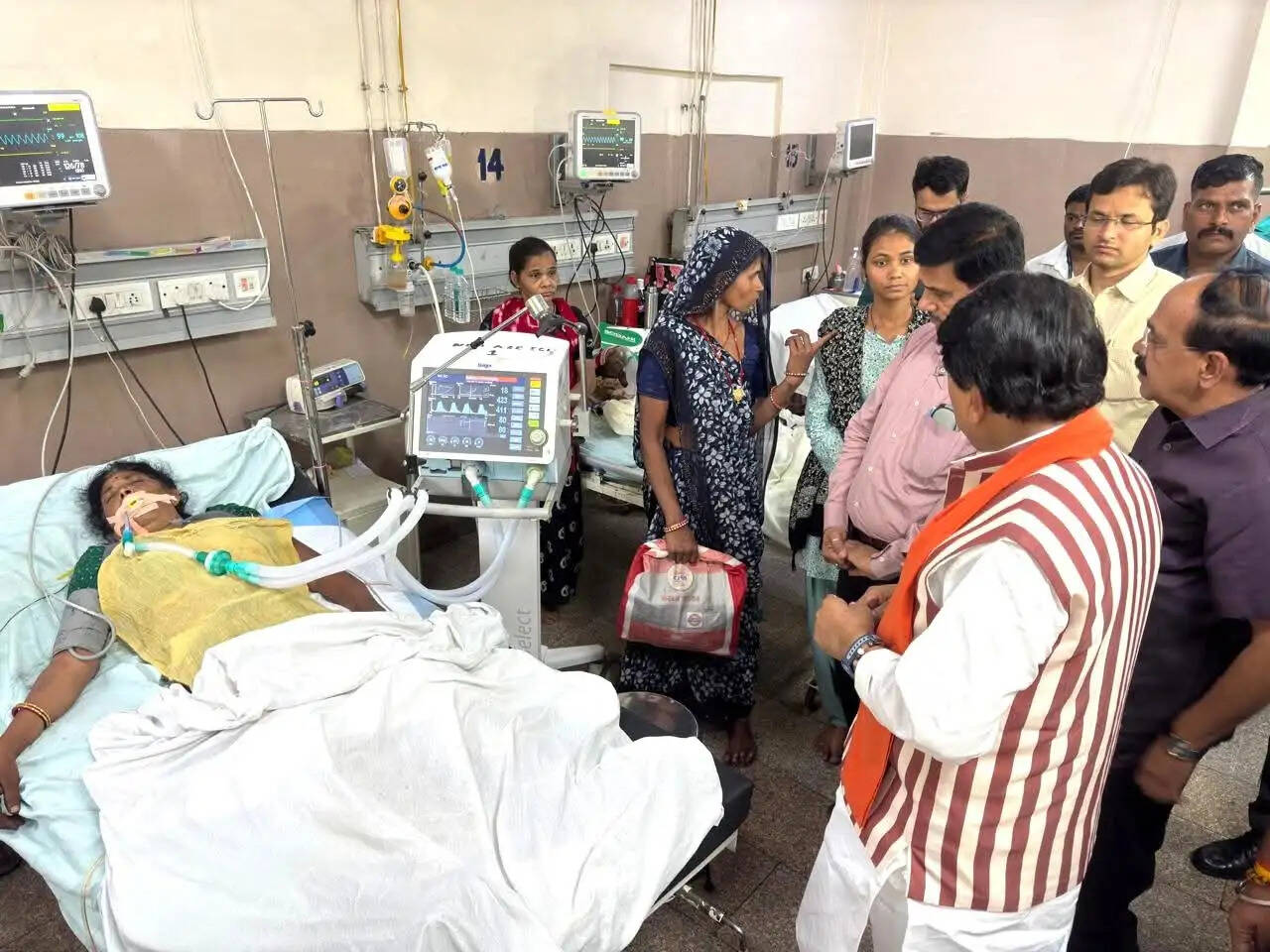 धारः केंद्रीय मंत्री सावित्री ठाकुर सड़क दुर्घटना में मृत लोगों के अंतिम संस्कार में पहुंची