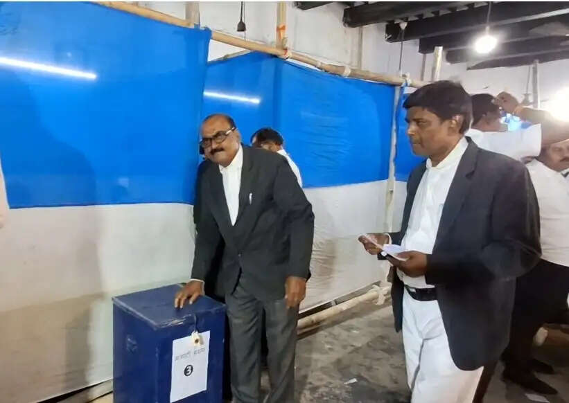 सारण विधि मंडल के चुनावी मैदान में कई उम्मीदवारों के किस्मत बैलट बॉक्स में बंद