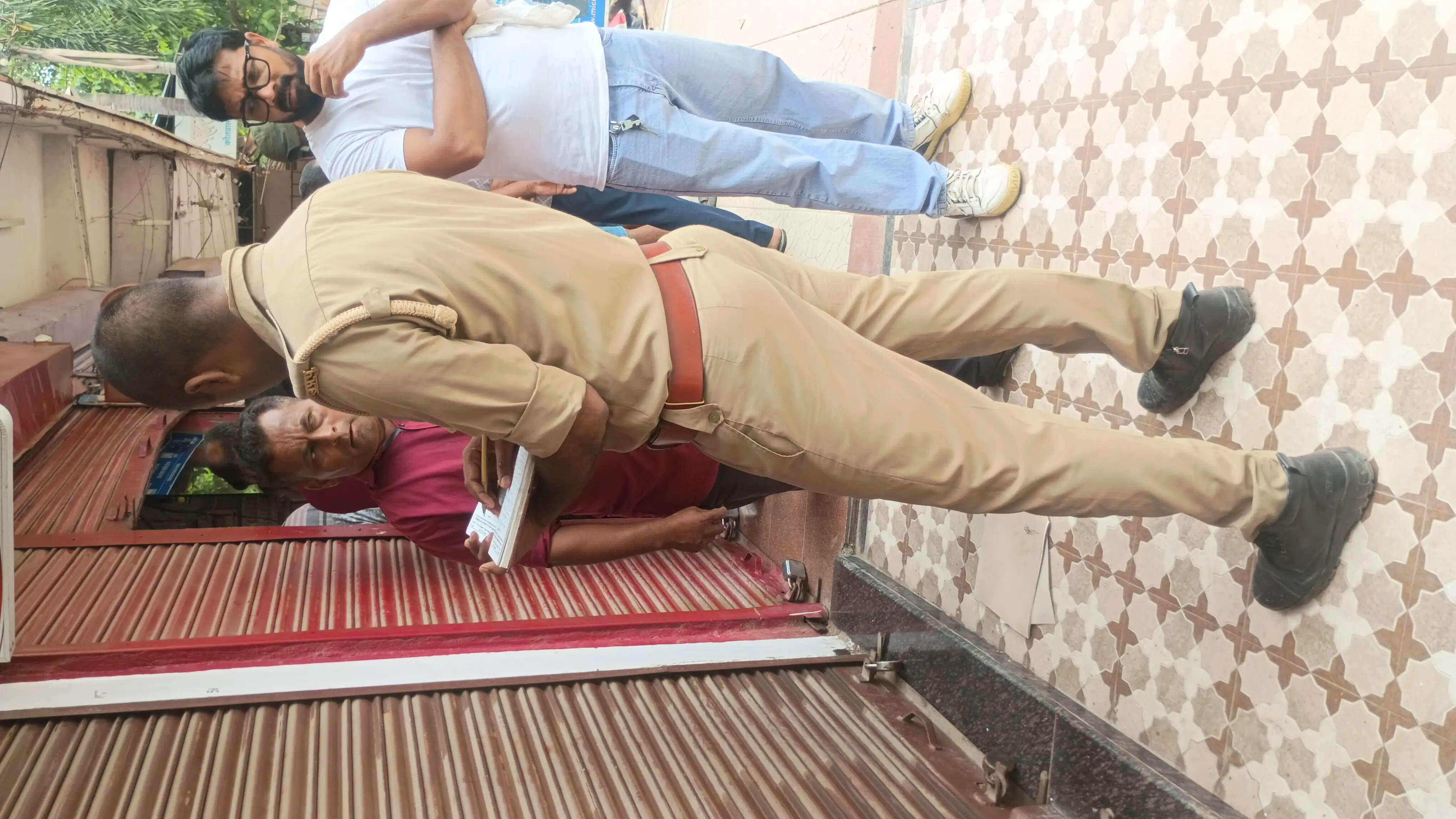 देवरिया : बैट्री प्रतिष्ठान से 3.30 लाख रुपये चोरी, जांच में जुटी पुलिस
