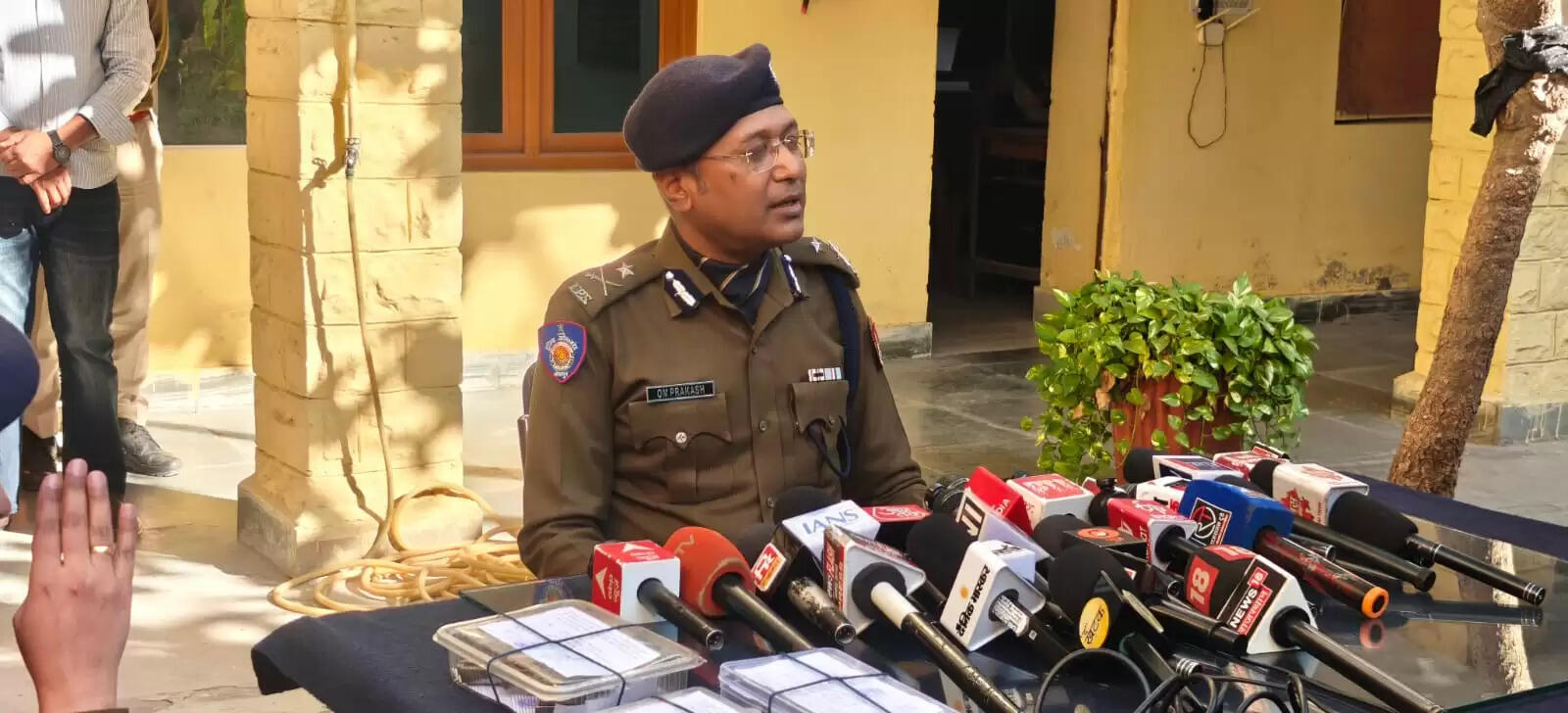 हथियारों के साथ 50 हजार के इनामी सहित दो बदमाश पकड़े