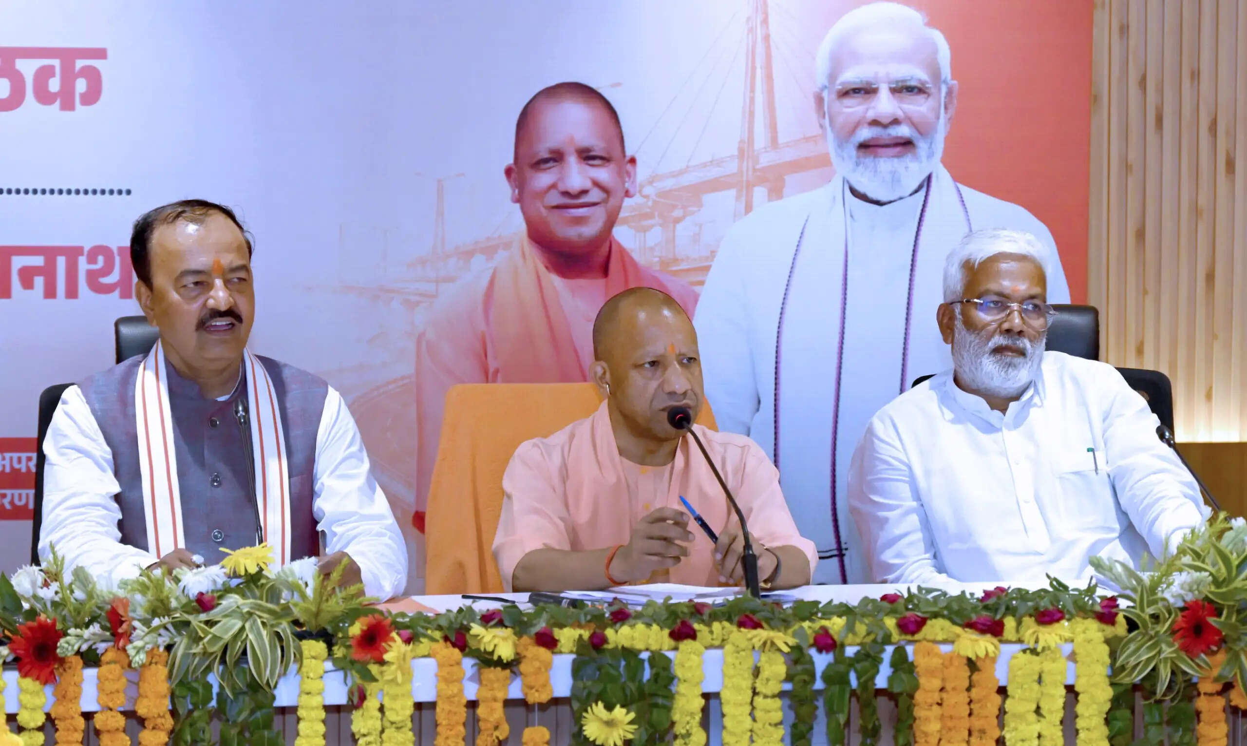 स्वीकृत परियोजनाओं का 15 अगस्त तक शिलान्यास कर शुरू कराएं निर्माण कार्य : योगी आदित्यनाथ
