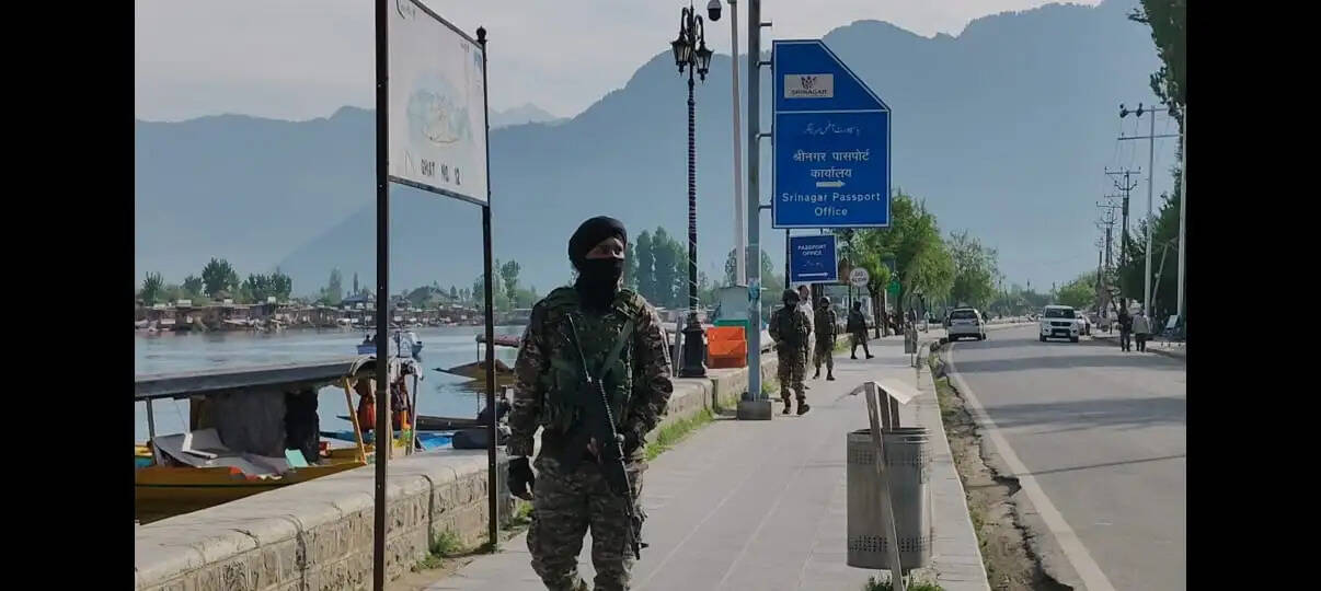 पहलगाम आतंकी हमला: जान बचाने के लिए पति ने काटा कलावा तो पत्नी ने निकाली बिंदी