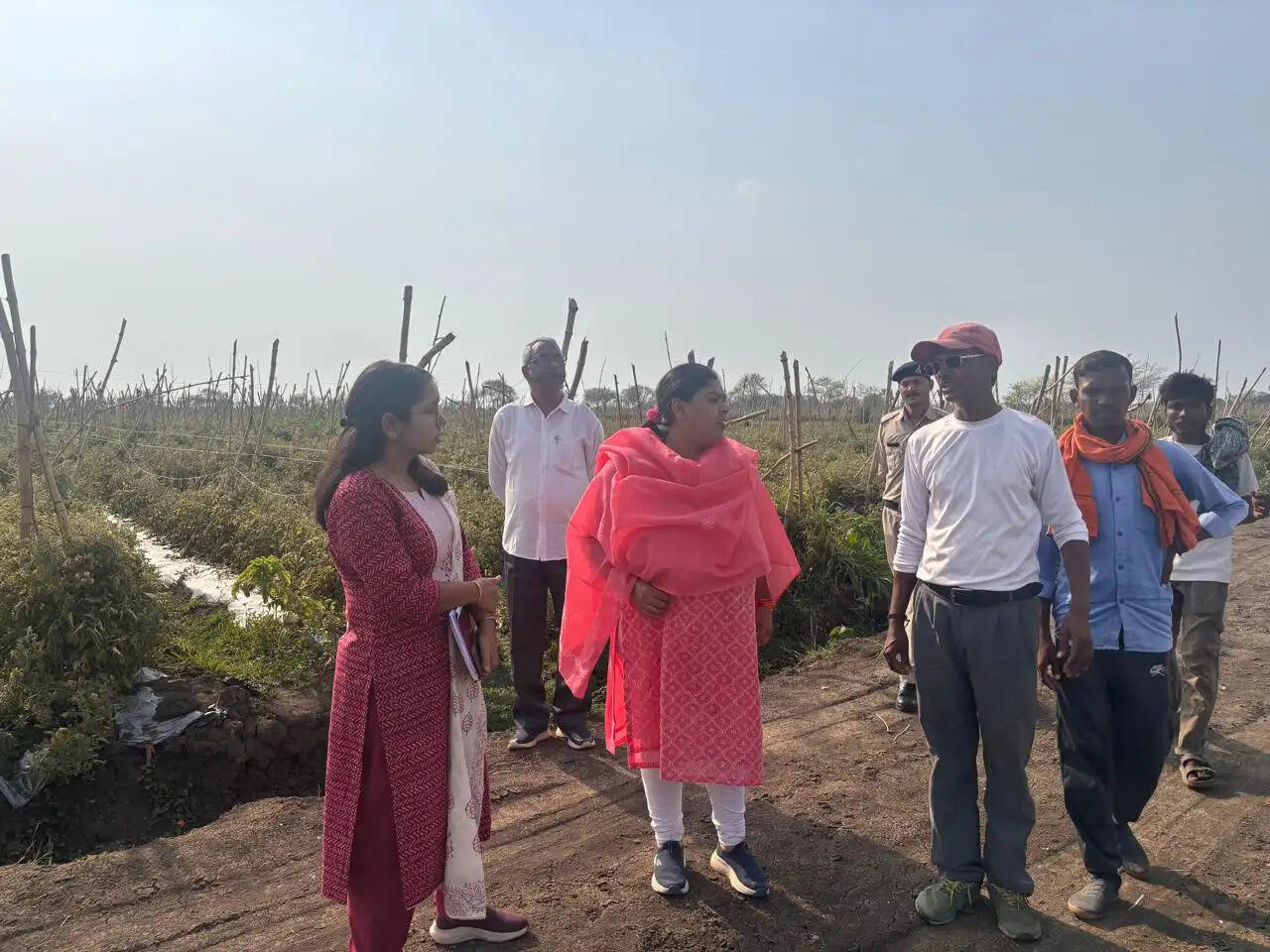 अनूपपुर: संभागायुक्त ने दारसागर क्लस्टर का निरीक्षण कर किसानों से किया सीधा संवाद