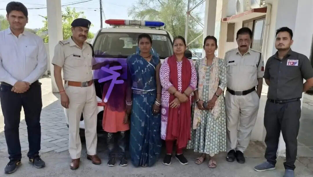 सागरः ट्रेन से बिछड़ी मासूम को डायल-112 ने सुरक्षित मिलाया, छलके परिजनों के आंसू