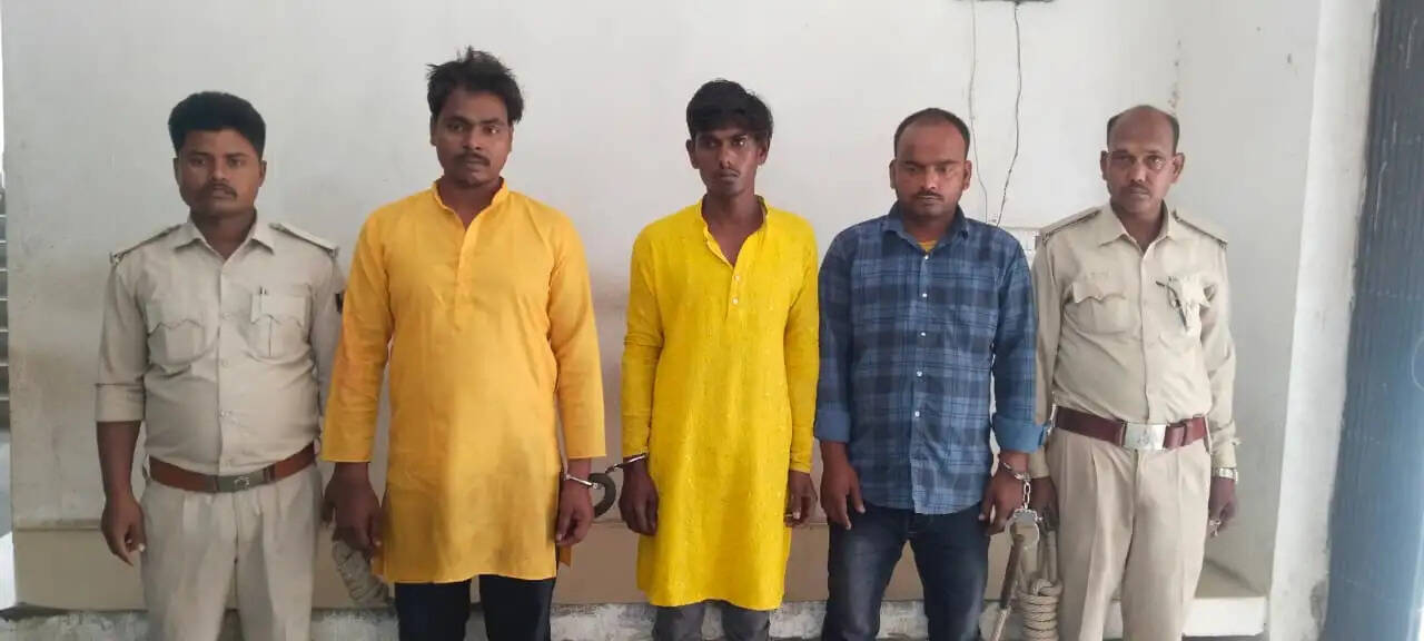 पिपरा के रामपुर में दो बोतल सोफी शराब के साथ तीन युवक गिरफ्तार,बाइक जब्त