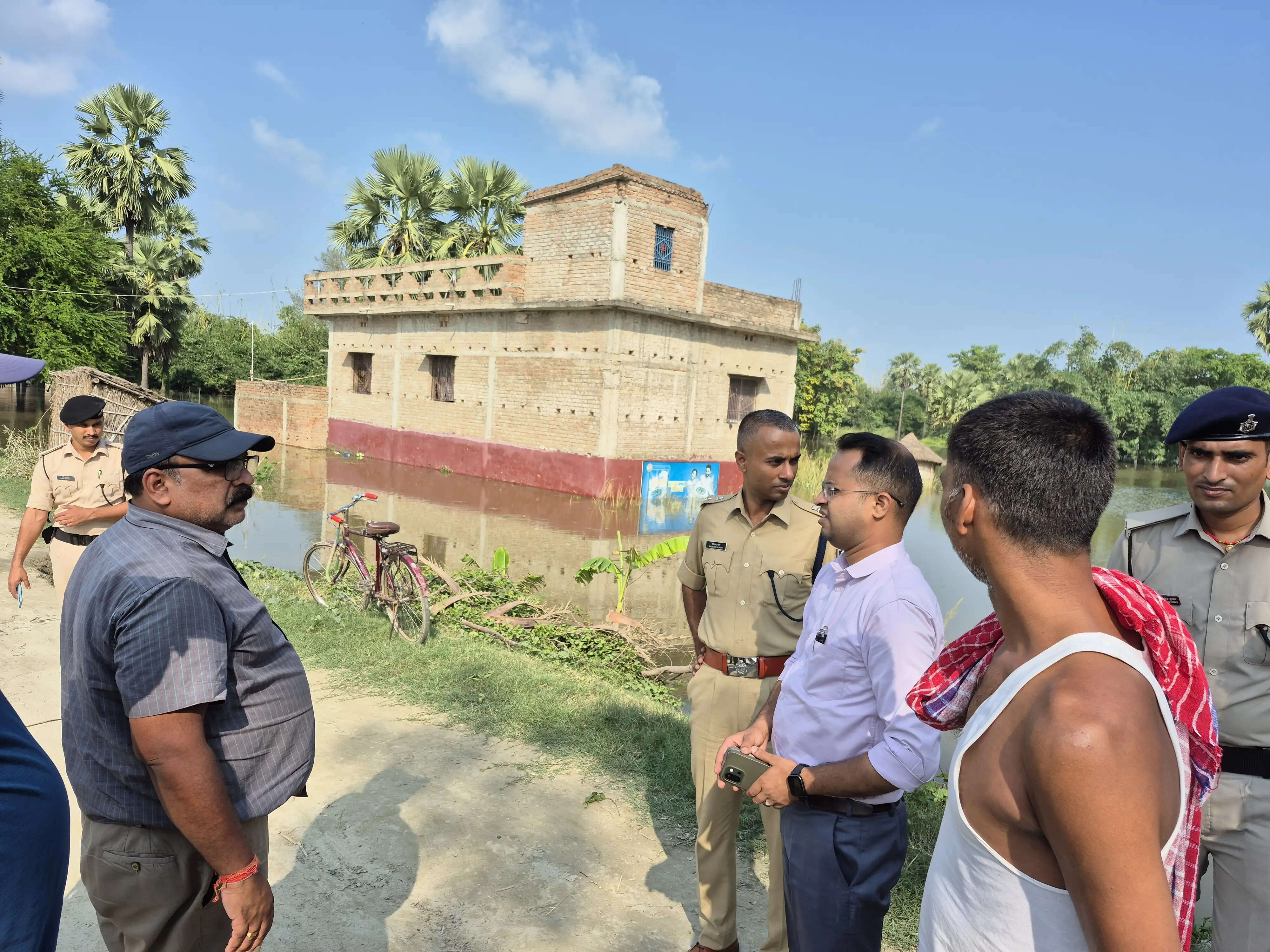 गंडक के बढ़ते जलस्तर से मकेर व तरैया के निचले इलाकों में घुसा पानी