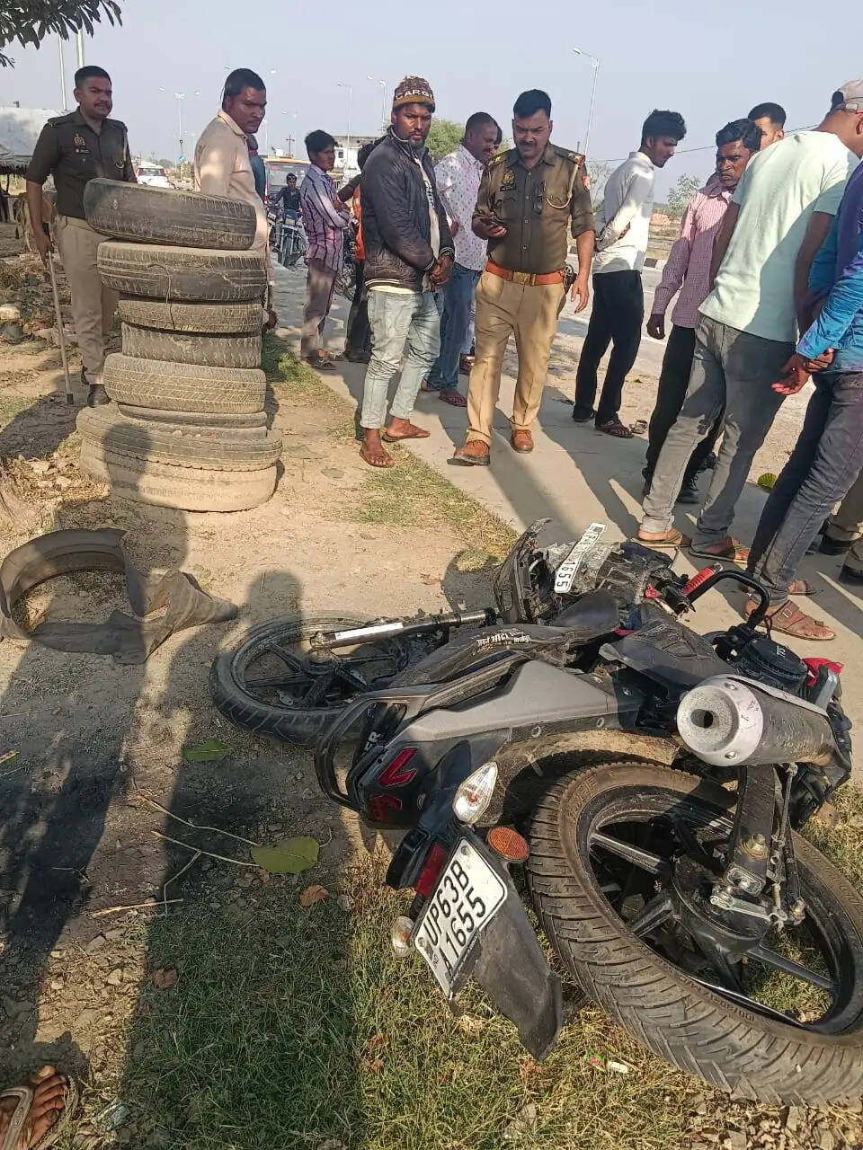 हाईवे पर खड़े वाहन से टकराई बाइक, युवक की मौत